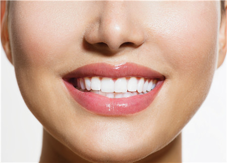 牙齿矫正期间如何清理牙齿？